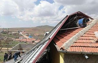 Fırtınada evin üzerine uçan ağılın çatısı...