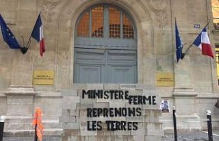 Fransa’da aktivistler Ekolojik Geçiş Bakanlığının...