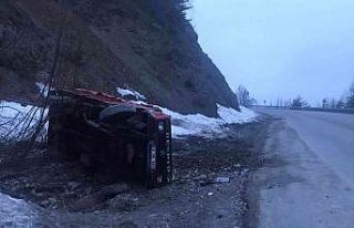Freni boşalan kamyonet devrildi: Burnu bile kanamadan...
