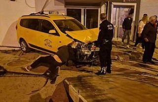 Freni boşalan traktör park halindeki ticari taksiye...