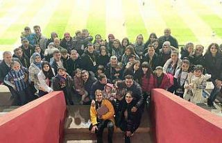 Gazeteci çocuk ve eşleri basın tribününde