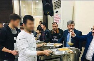 Gediz Kaymakamı Hakan Alkan iftar çadırında vatandaşlara...