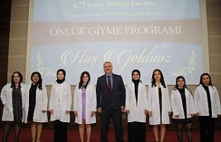 Geleceğin sağlıkçıları törenle önlük giydi