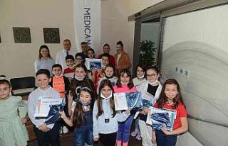 Genç çevreciler ve sağlıkçılar ödüllerine...