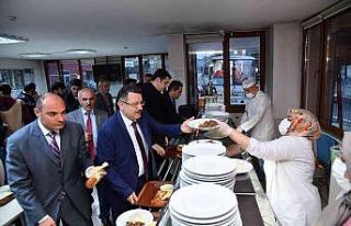 Genç iftarını öğrencilerle birlikte açtı