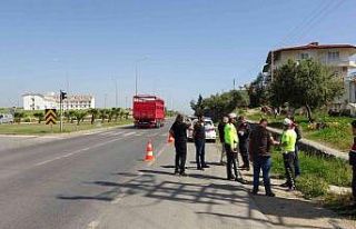 Genç kız yaya geçidinde çarpmanın etkisiyle metrelerce...