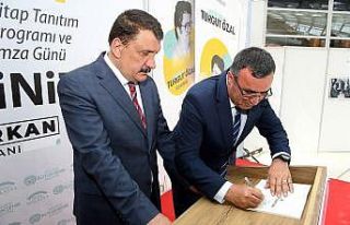 ‘Gençler İçin Turgut Özal’ kitabı, kitapseverlerle...