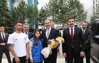 Gençlik ve Spor Bakanı Kasapoğlu öğrencilerle...
