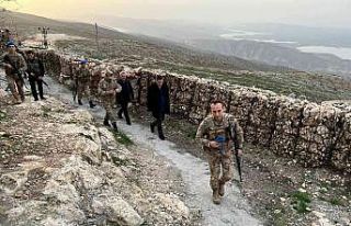 Gercüş Kaymakamı Sinanoğlu, üst bölgesinde askerle...
