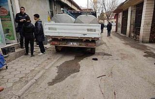Geri manevra yapan aracın altında kalan yaşlı...