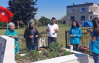 Gönüllü gençler şehit kabirlerini temizledi