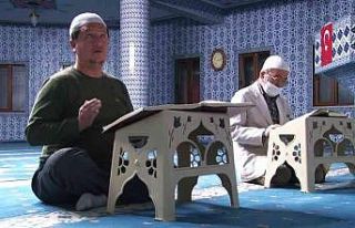 Göremediği Kur’an-ı parmak uçlarıyla okuyup...