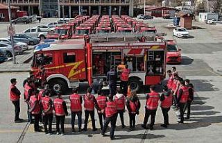Göreve yeni başlayan 150 itfaiyeci sahaya hazırlanıyor