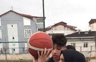 Görme engelli öğretmenlerine basketbol atmayı...