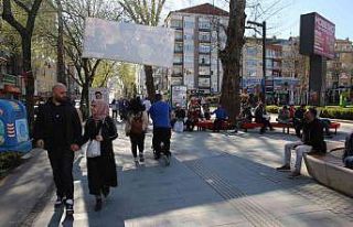 Güneşli havayı fırsat bilenler Cumhuriyet Bulvarı’nda...