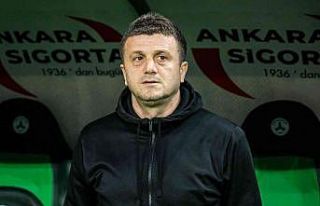 GZT Giresunspor Teknik Direktörü Hakan Keleş, geride...