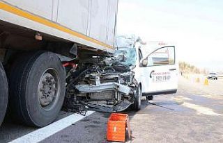 Hafif ticari araç tıra ok gibi saplandı: 1 ölü,...