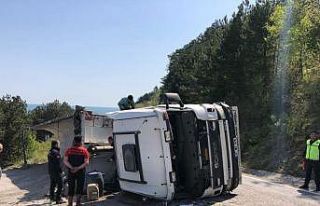 Hafriyat kamyonu devrildi: 1 yaralı