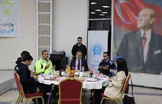 Hakkari Valisi belediye çalışanları ile iftarda...