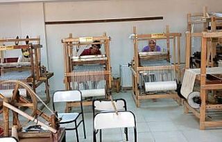 Halı tasarımı programı öğrencileri kilim dokuyor