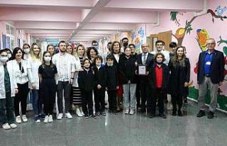 Harçlıklarını biriktiren öğrencilerden çocuk...