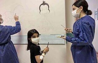 Hastanede tedavi gören çocuklar, hastane duvarını...