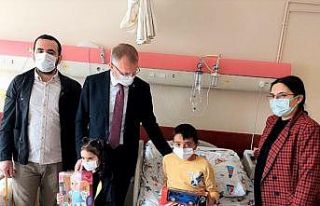 Hastanede tedavi gören çocuklara moral ziyareti