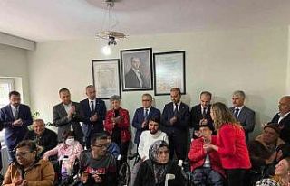 Hayırsever anne ile kızı akülü araba ve tekerlekli...