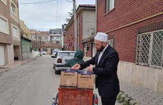 Hayırsever imam Ramazan’da ihtiyaç sahipleri için...