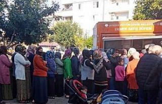 Hayırsever iş adamı halka 300 bin ekmek dağıttı