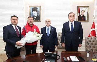 Hayırsever iş adamı ve kardeşinden Buca Kızılay’a...