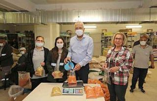 Hayırseverler bağışlıyor, gönüllüler paketliyor