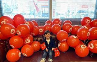 Hediye bayrak ve balonlar ilgi gördü