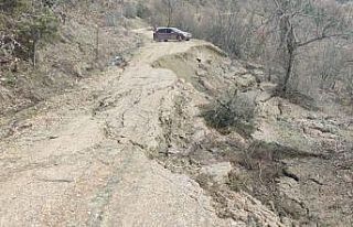 Heyelanda zarar gören köprünün yerine alternatif...