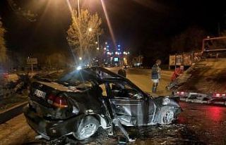 Hurdaya dönen araçtaki 2 kişi yaralandı