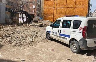 Husumetlisine pompalı tüfekle ateş ederken işçiyi...