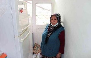 İçerisinde yaşadığı ev tadilata alındı, yaşlı...