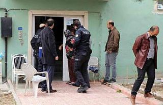 İcra yoluyla çocuğunu almaya gelen kadın, gazetecilere...