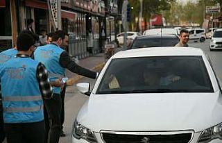 İftar saatinde yolda kalan vatandaşlara iftarlık...
