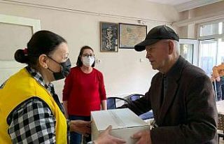 İhtiyaç sahibi görme engellilere erzak kolisi desteği...