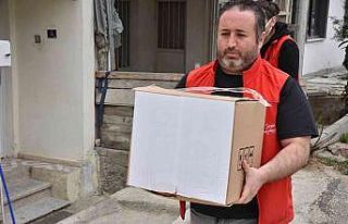 İhtiyaç sahiplerine süt ve gıda kolisi yardımı