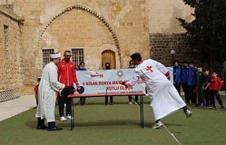 İmam ile Hristiyan ilahi korosu öğrencisinin oynadığı...