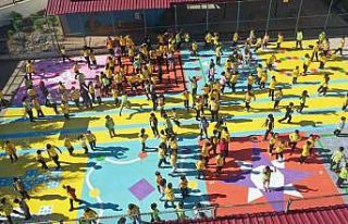 İmamoğlu’nda okullardaki oyun alanları rengarenk