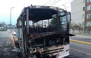 İşçi taşıyan seyir halindeki minibüs alev alev...