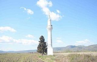 Issızlığın ortasında camisiz minare