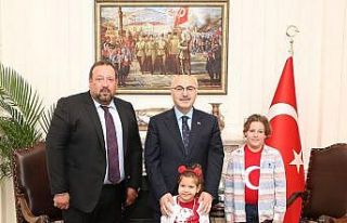 İzmir depreminin simgesi Ayda’dan Vali Köşger’e...