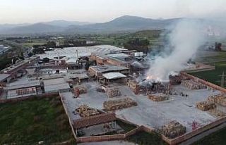 İzmir’de kağıt depolama alanında çıkan yangın...