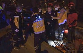 İzmir’de sıkıştırılan araç ağaca çarptı:...