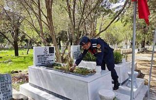 Jandarma şehitlikleri temizledi, bayrakları yeniledi