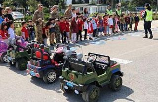 Jandarmadan çocuklara 23 Nisan etkinliği